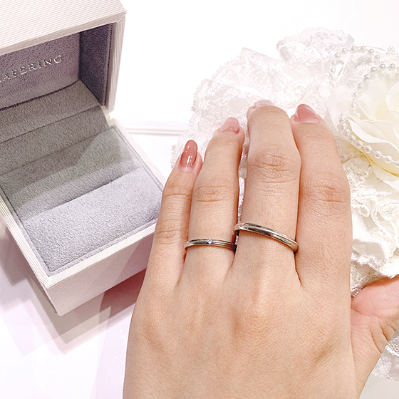 華奢なリングに上品なミル打ち加工が施された人気の結婚指輪です。