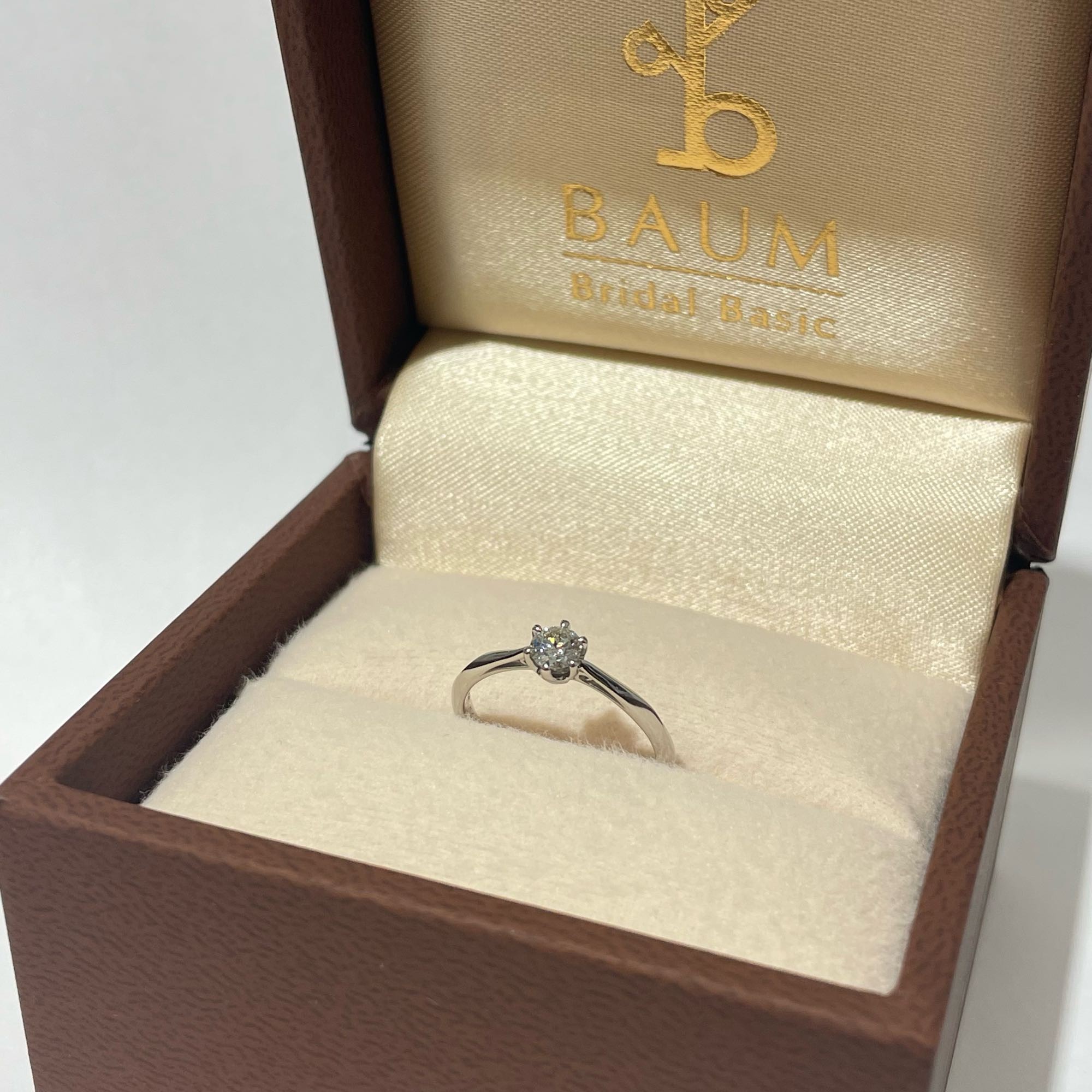 >シンプルな婚約指輪がキラキラ輝いています。