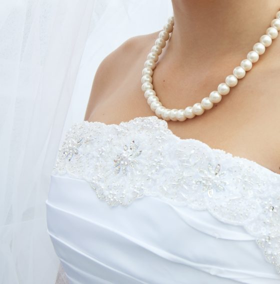ウェディングドレスに品格をプラス、一生涯使う真珠を結婚式で使用することによって幸せを一生幸せを。女性の必需品でもあります。